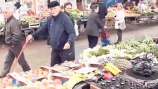 Този весел дядо ще ви оправи настроението! Отива на пазар, а после...