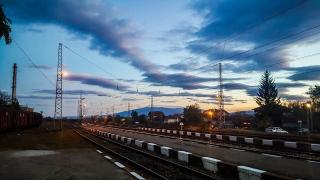 Сигнал до БЛИЦ! Страшна трагедия в Костинброд! Влак размаза преминаваща на спуснати бариери кола 