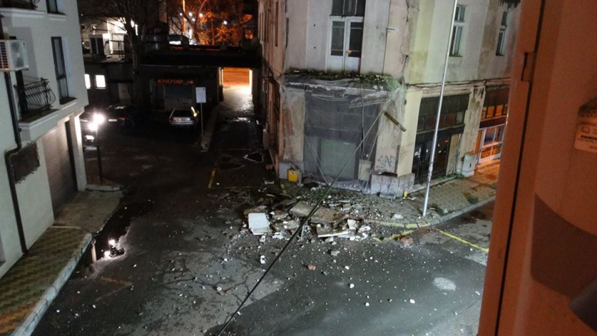 СНИМКИ показаха каква страхотия се случи посред нощ в най-тузарския квартал на Бургас с къщата на Аврам Чальовски 