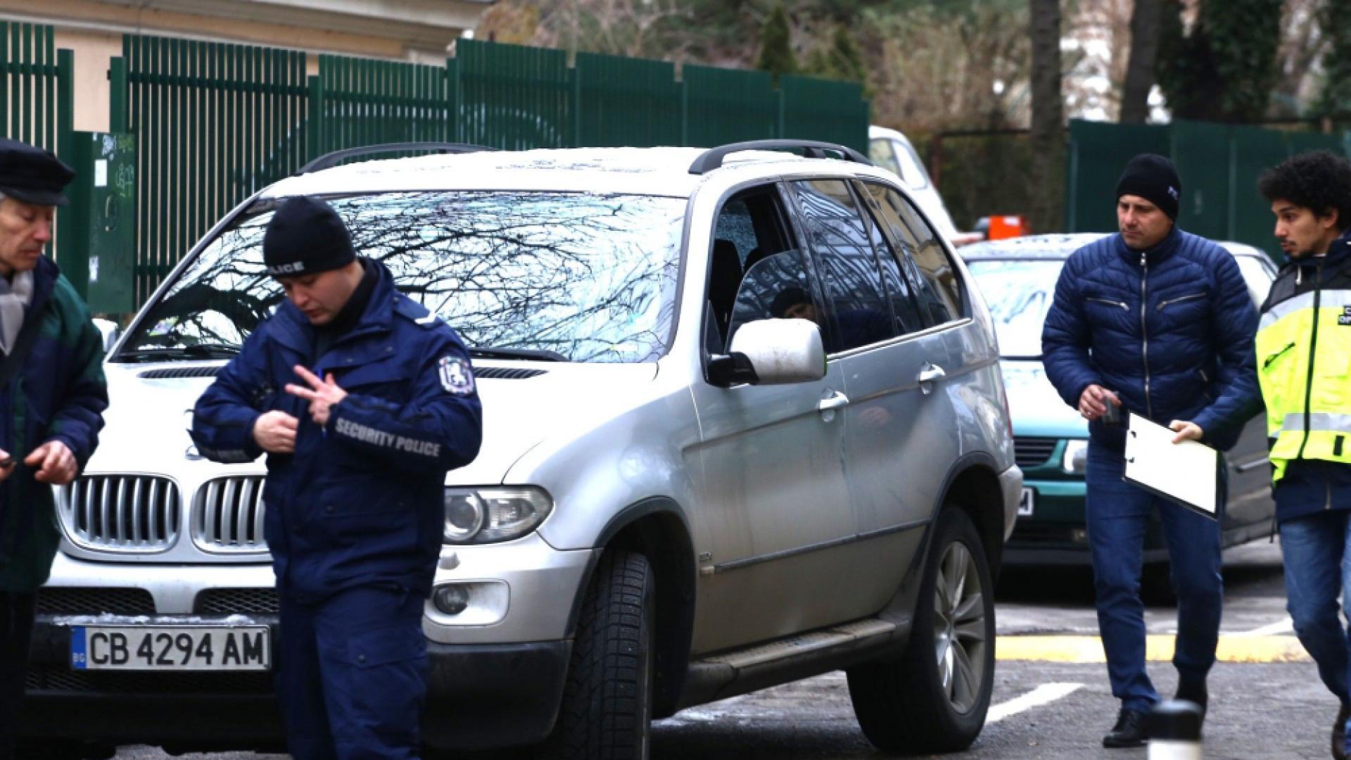 Извънредно и само в БЛИЦ! Стрелба в центъра на София! 2 куршума по мъж в джип БМВ! (ОБНОВЕНА)