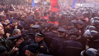 Извънредна ситуация в парламента на Албания! Всичко е в дим, може да се стигне и до физически разправи (ВИДЕО)