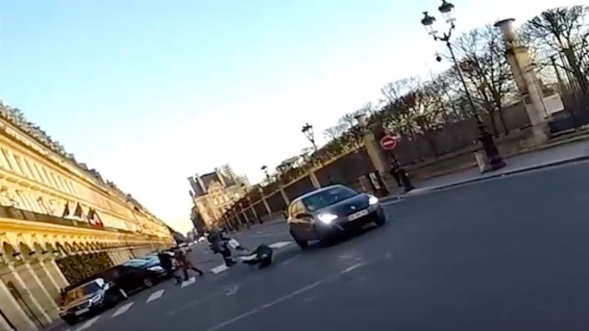 Шофьорка помете мъж на пешеходна пътека и избяга, но случаен мотоциклетист с костюм на Дядо Коледа спретна вълнуващо преследване! (СНИМКИ/ВИДЕО)