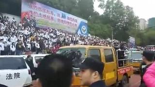 В Китай властите организираха екзекуция на 10 души като шоу и....изпратиха покани чрез социалните мрежи (СНИМКИ/ВИДЕО)