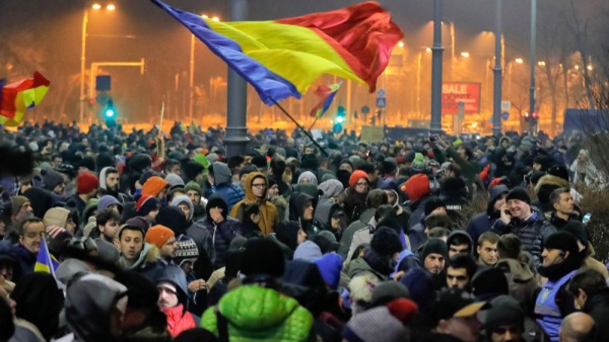 Достигна ли пика си кризата в Румъния? В страната заговориха за монархия 