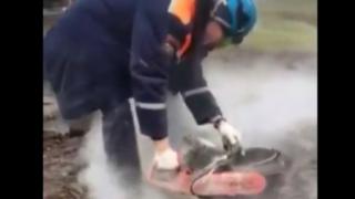 Великата сила на руския дух! Почерпен мъж се размина на косъм от смъртта, заседна в шахта за 24 часа (ВИДЕО)