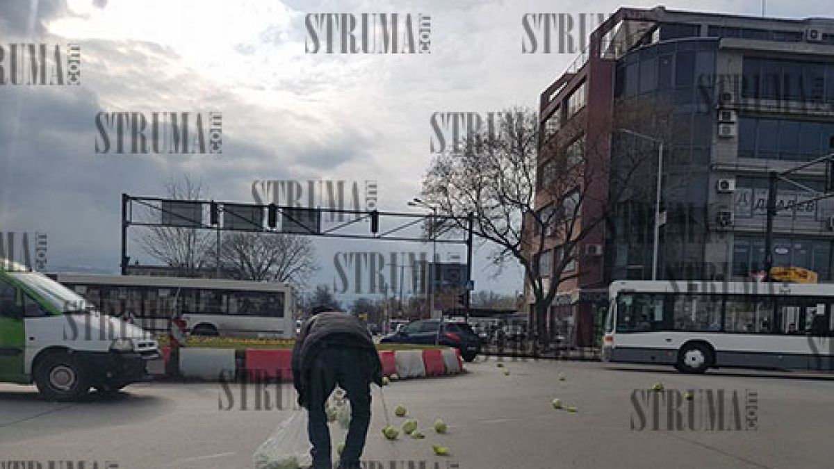Благоевградчанин опъна нервите на шофьорите на възлово кръстовище заради... (СНИМКИ)