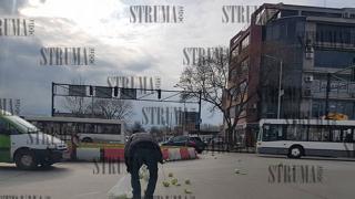 Благоевградчанин опъна нервите на шофьорите на възлово кръстовище заради... (СНИМКИ)