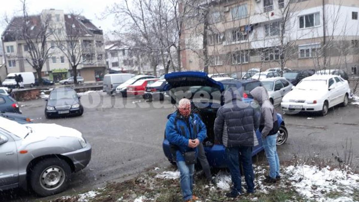 Млад врачанин приземи „Голф“ на паркинг, потроши друга кола (СНИМКИ)