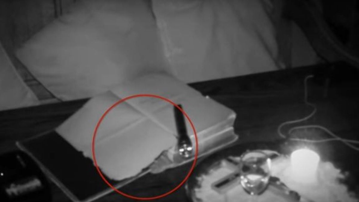 Охранителна камера в магазин засне на ВИДЕО как дух чете Библията