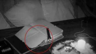 Охранителна камера в магазин засне на ВИДЕО как дух чете Библията