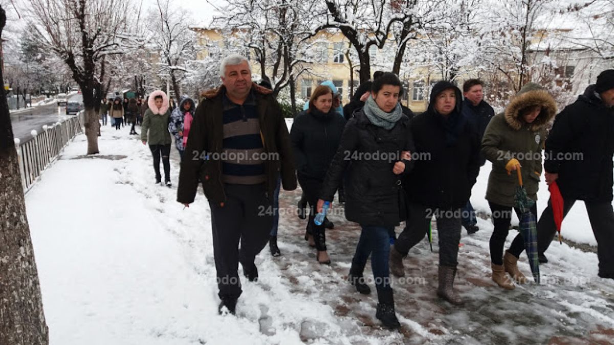 Момчилград тъжи за малката Дамла