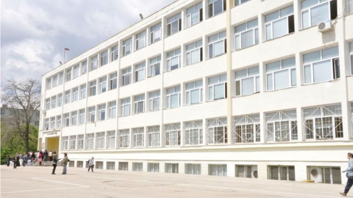 Шок в пловдивско училище! Тийнейджър нападна с нож деца, взе им последните пари