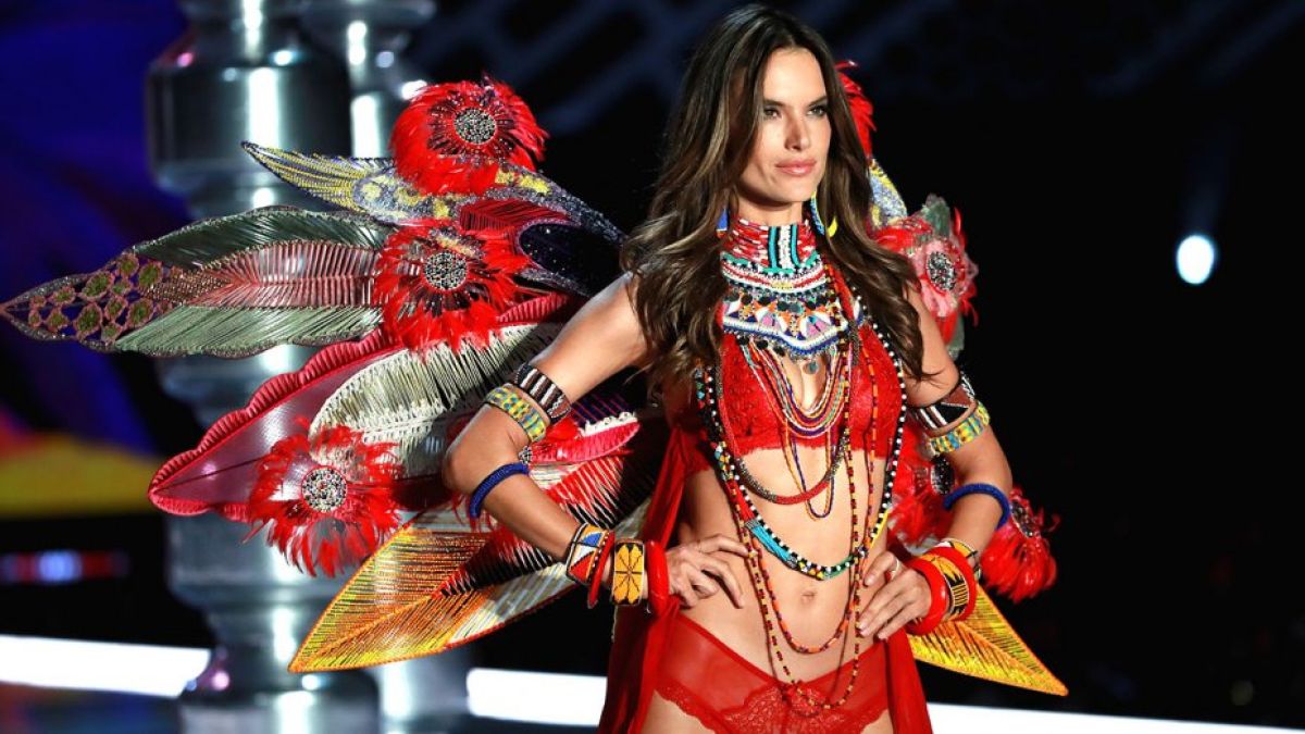 Папараци изловиха голичко ангелче на "Victoria's Secret" (СНИМКИ 18+)