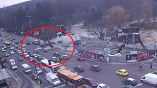 Извънредно и първо в БЛИЦ: Кървав екшън на столичния „Орлов мост“ (СНИМКА/ВИДЕО)