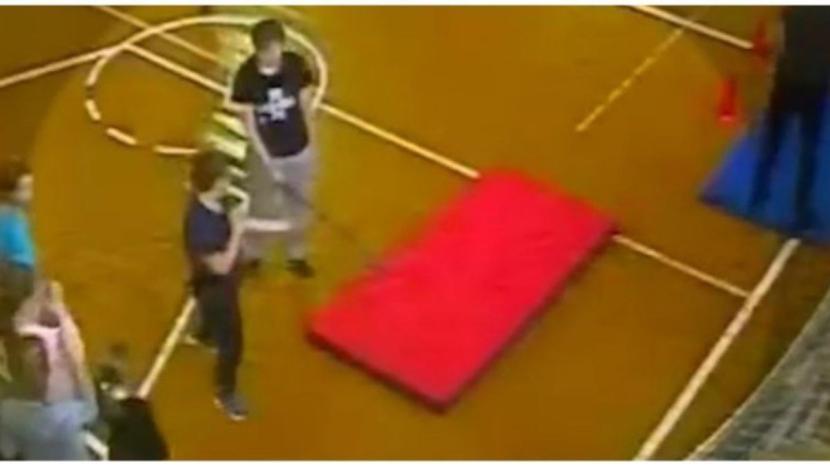 Ученик си счупи гръбнака в час по физическо възпитание (СНИМКИ/ВИДЕО 18+)