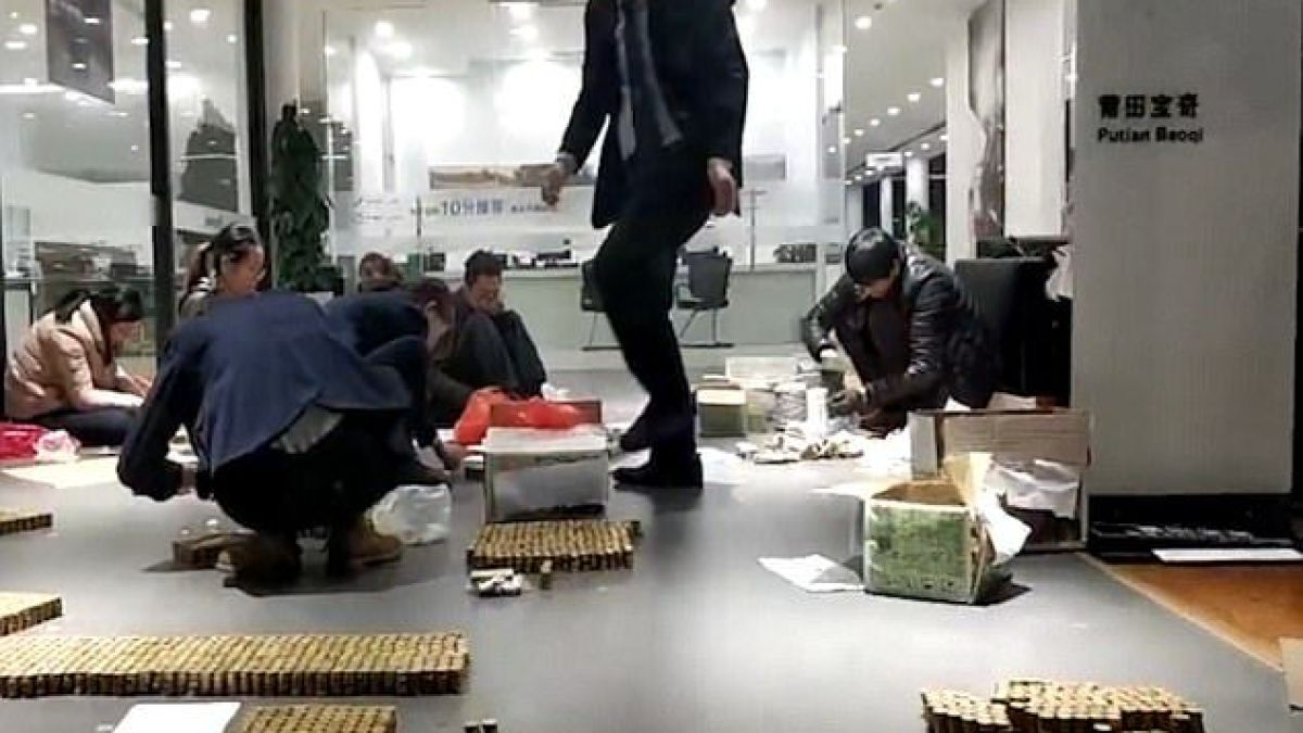 Този мъж успя да си купи нов автомобил БМВ със....спестените си през годините дребни монети (СНИМКИ/ВИДЕО)