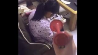 Тотална гавра! Това момиче иска да убие своя татко и потребителите в мрежата също (ВИДЕО)