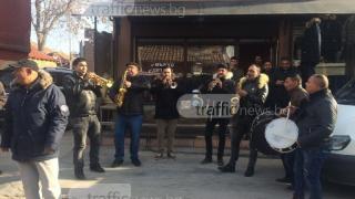 Коледата в Столипиново вече дойде! Цигански оркестър озвучава цялата махала (ВИДЕО) 