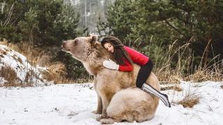 Фотосесия на австрийска гимнастичка с кафява мечка взриви мрежата (СНИМКИ/ВИДЕО)