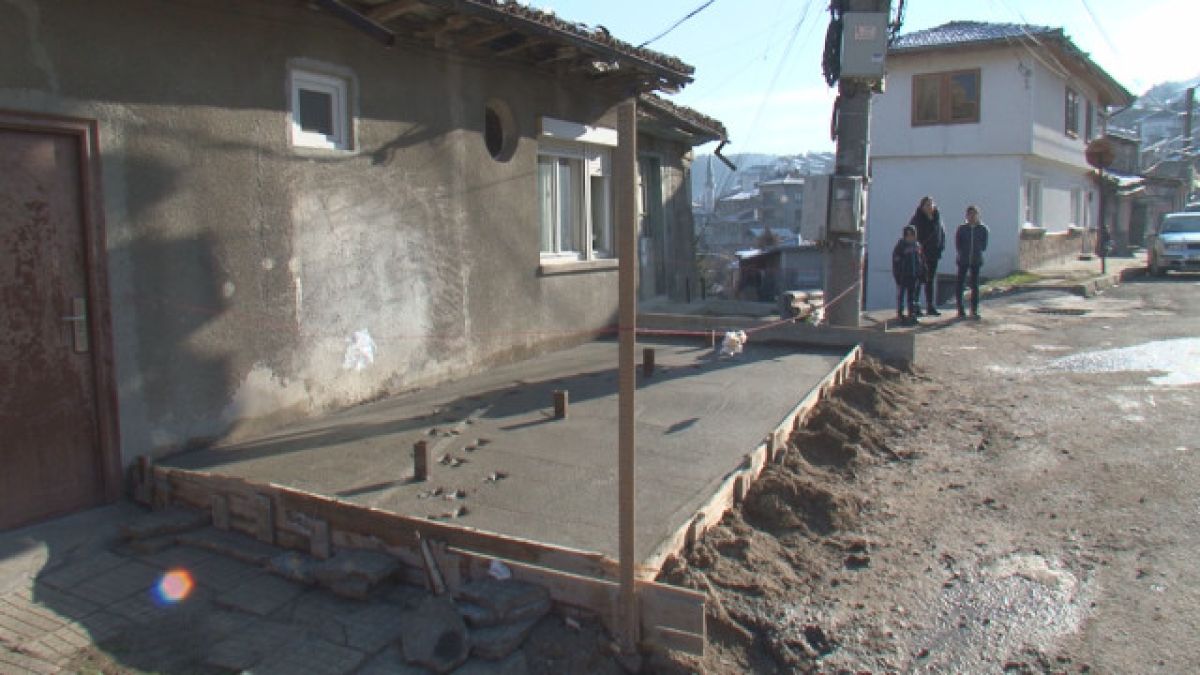 Великотърновско семейство легна да спи, а щом се събуди и видя какво има пред дома им се втрещи (СНИМКИ/ВИДЕО)