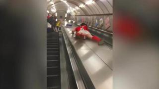 Болезнено е да се гледа: Футболен фен се напи, направи велика глупост и сега цялата мрежа му се смее (ВИДЕО)