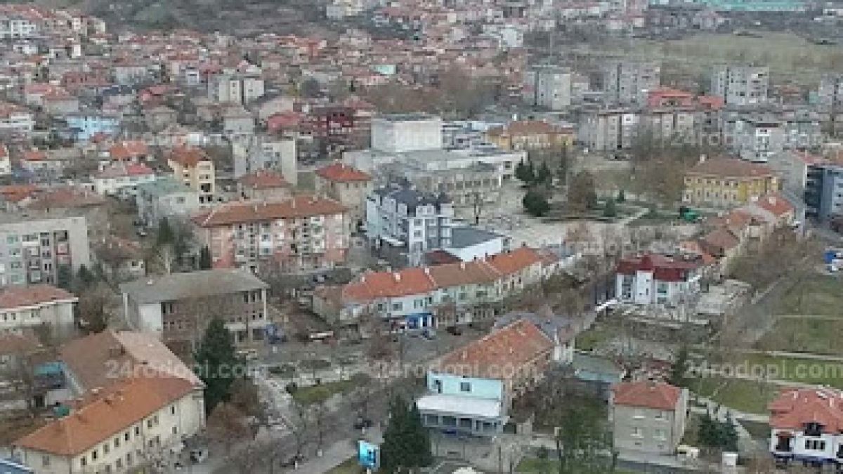 Докато Момчилград скърбеше за убитата Дамла бизнесменът Юскан побесня! Псува кмета, плю в лицето на общинарите и чупи наред (СНИМКИ)