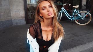 Ангел на "Victoria's secret" показа как тренира... почти гола (ВИДЕО 18+)