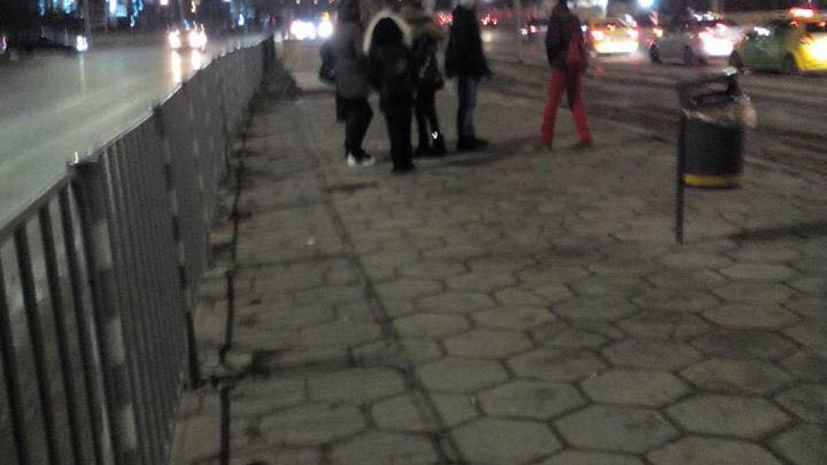 Само в БЛИЦ! Намериха си майстора: Мургави джебчийки вършеят в трамвая, но Гергана разкри подлите им схеми и ги вкара в ареста (СНИМКИ)