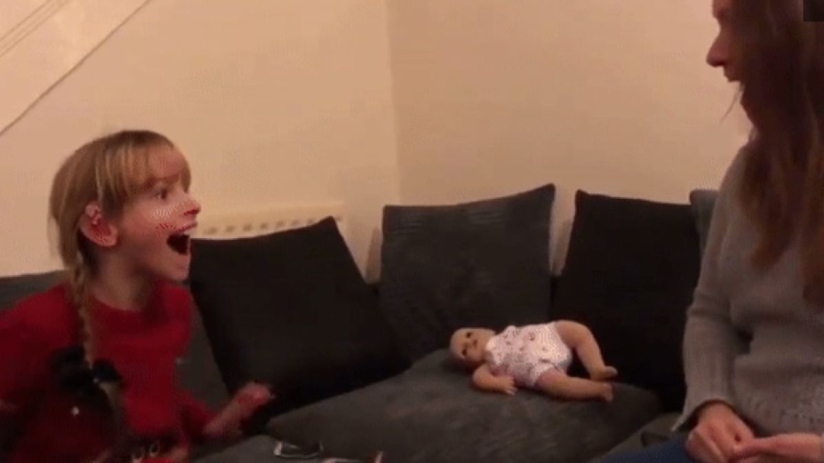 Мама е бременна! Трогателна реакция на глухо момиченце, когато разбира, че ще има сестричка или братче (ВИДЕО)