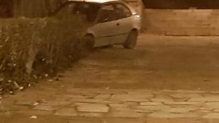Кола се изкачи на тепе в Пловдив нощес, срина се по стълбите, а шофьорът изчезна (СНИМКИ)