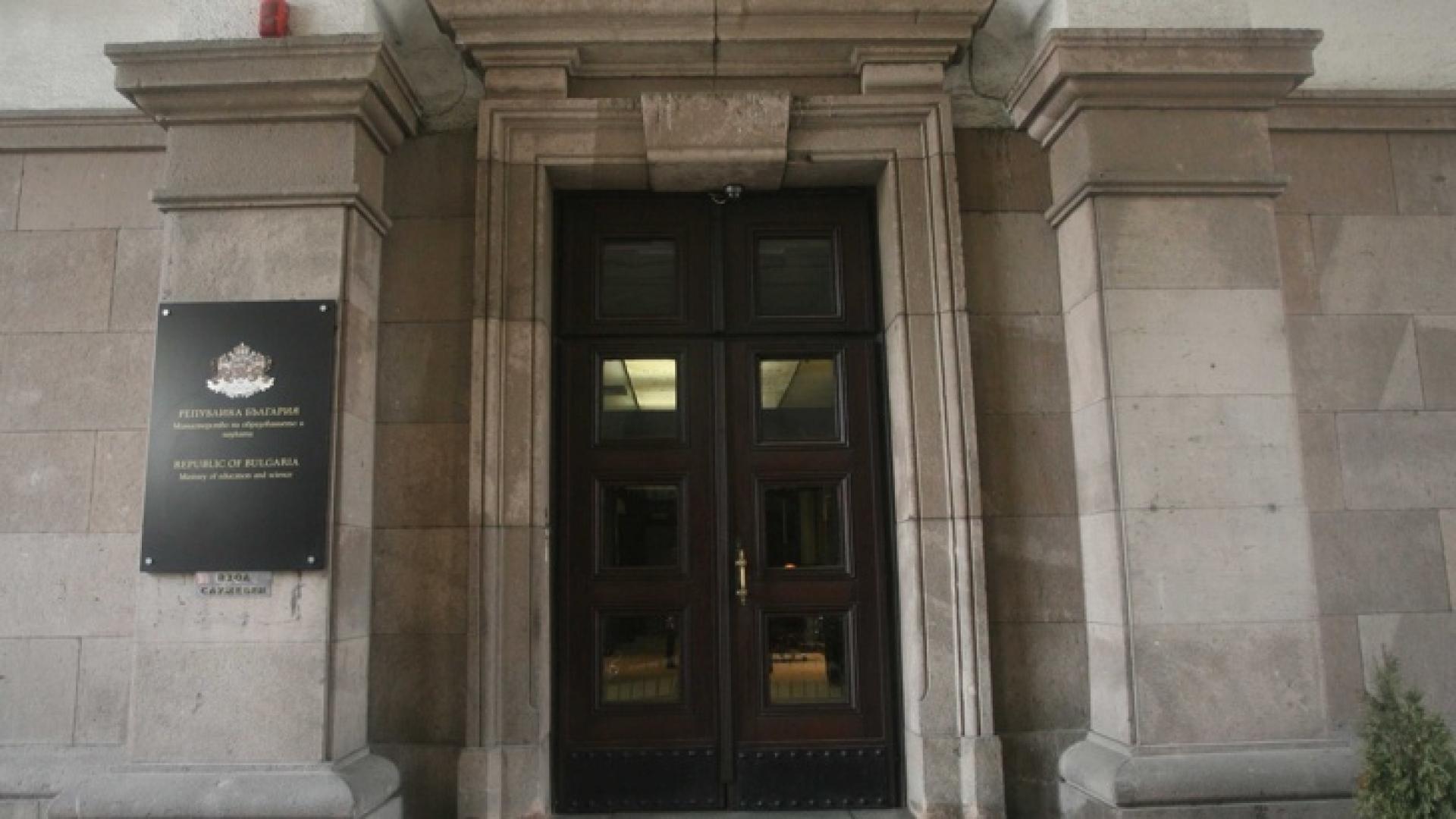 МОН и синдикатите подписаха анекс към Колективния трудов договор