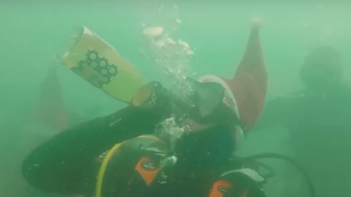 Такова интересно нещо може да се види на Коледа само в морето до Моста в Бургас (ВИДЕО)