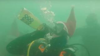 Такова интересно нещо може да се види на Коледа само в морето до Моста в Бургас (ВИДЕО)