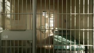 Задържаха адвокат за секс със затворнички, който той снимал и качвал в мрежата  (СНИМКИ)