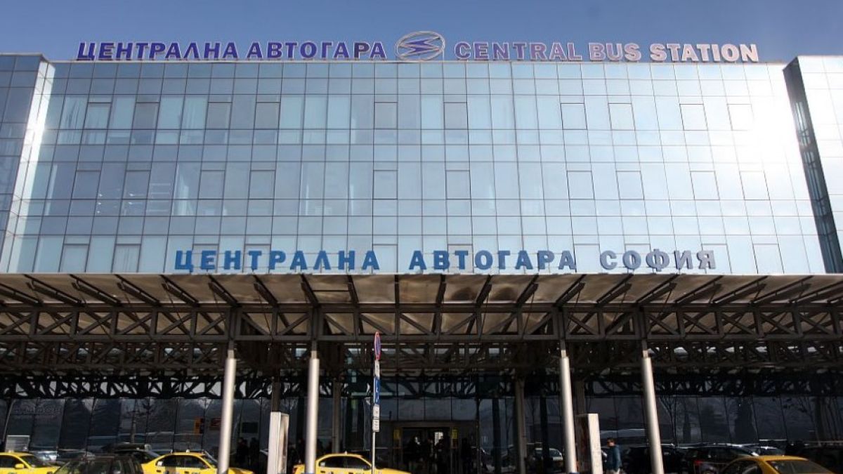 Извънредно и първо в БЛИЦ: Кошмарно кървав инцидент се разигра пред столичната Централна автогара! 