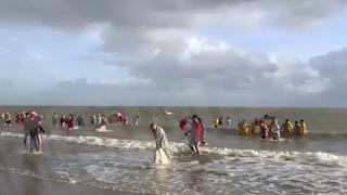 Стотици хора участваха в традиционното коледно плуване в Ламанша (ВИДЕО)