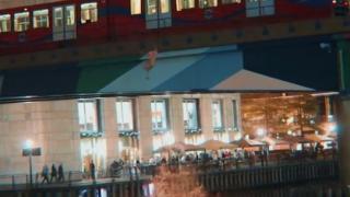 Чисто луди! Тийнейджъри скочиха от покрива на влака в Темза (ВИДЕО)