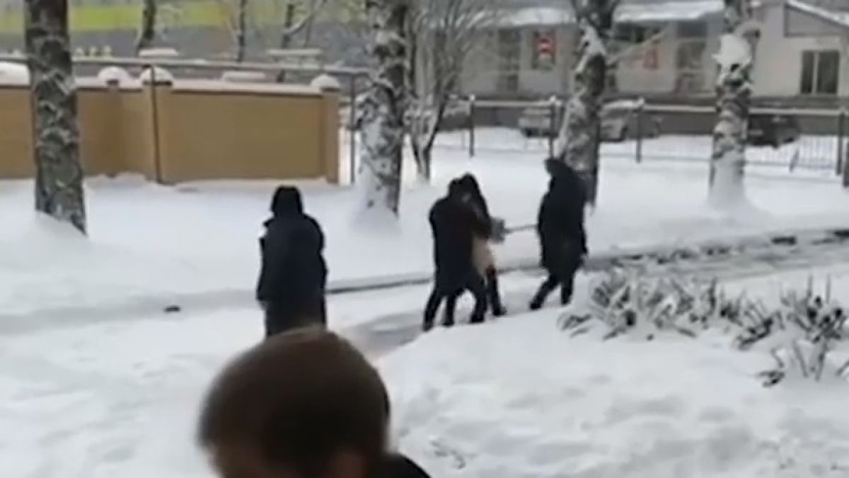 Неудачна шега или жестоко отмъщение - вижте това ВИДЕО, в което ученик си играе със смъртта