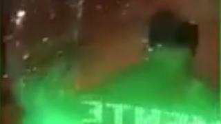 Гол надрусан пубер нападна градски автобус, а после се опита да отреже члена си (ВИДЕО)