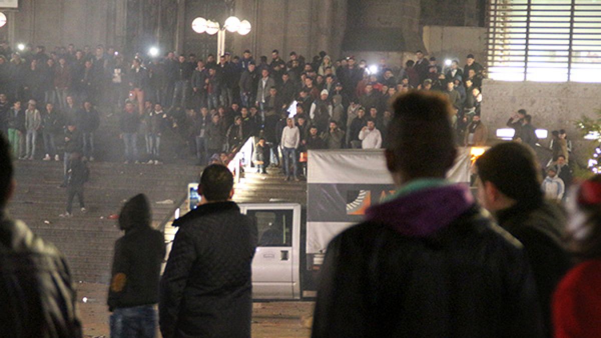 Докъде се докараха: Вкарват германките в новогодишна кошара в Берлин, за да ги опазят от секс набезите на бежанците