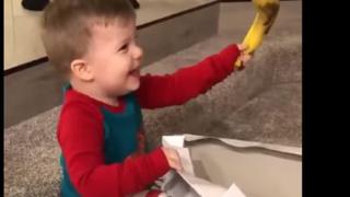 Няма да повярвате как реагира момченце на подарък - банан (ВИДЕО)