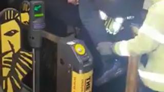 Шок! Мъж заклещи пениса си в бариерите на метрото (ВИДЕО 18 +)