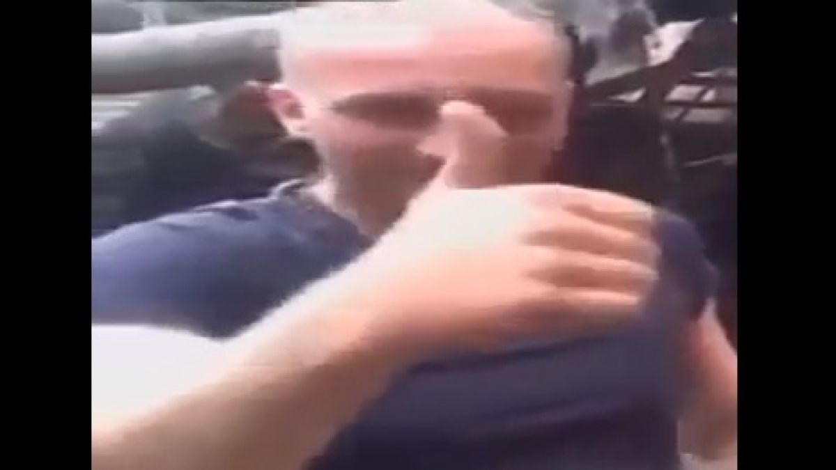 Не правете това у дома си! Мъж пъха ръката си в разтопен метал (ВИДЕО)