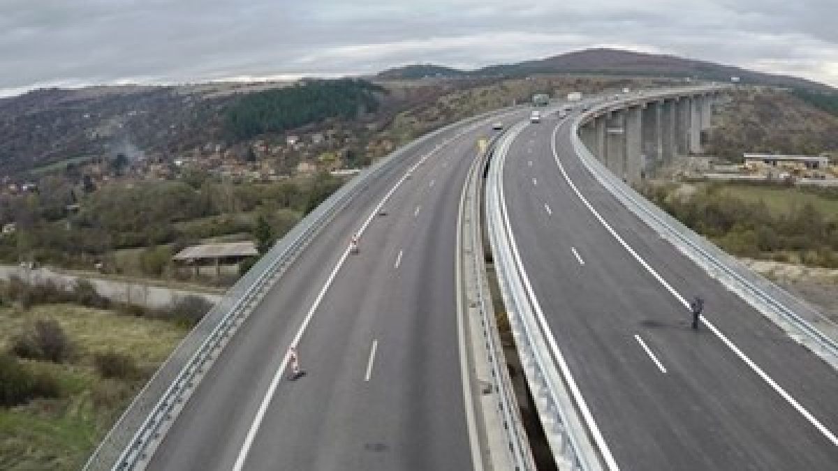 Скандално ВИДЕО показва как нагъл щофьор изпреварва на забранено място 