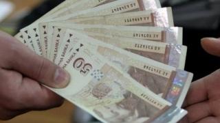 От днес минималната заплата се вдига, а от следващата година може да скочи до...