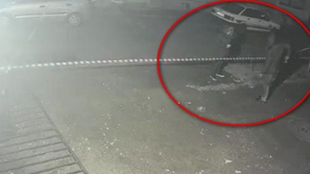 Що за купон навръх Нова година? Вижте какво правиха тези младежи в центъра на Бургас (СНИМКИ)