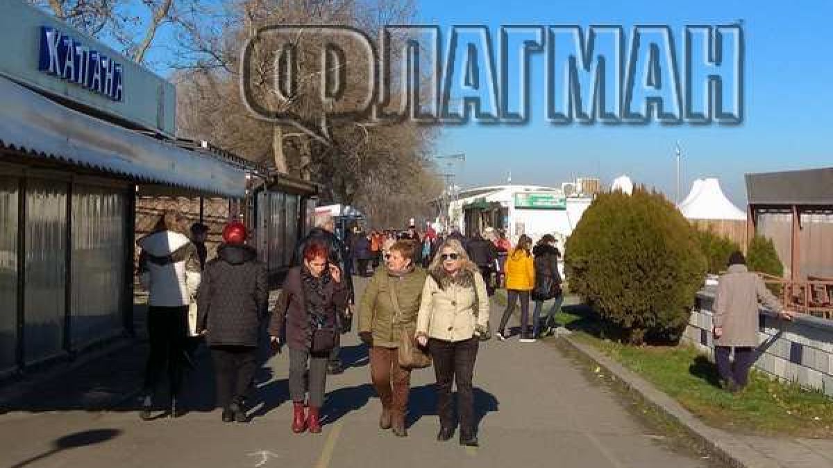 На 1-ви януари като през юни: Стотици са на плажа в Бургас (СНИМКИ)