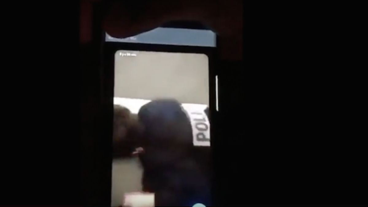 Зверство! Младежи пребиха брутално полицайка във Франция (ВИДЕО 18+)