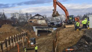 Жена сътвори невиждана глупост, падайки  в 10-метров изкоп на метрото в "Овча купел" (СНИМКИ)