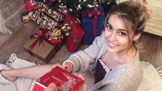 Горещо! Дъщерята на Гала се оказа голяма палавница, пусна се по сутиен в мрежата, а в ръката си държи... (СНИМКА 18+)